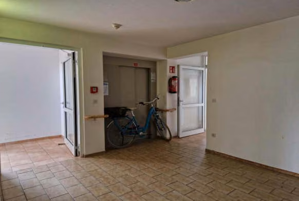 Zwangsversteigerung Stellplatz/Garage in Bad Sooden-Allendorf – Flurbereich im Erdgeschoss mit Zugang zum Personenaufzug.