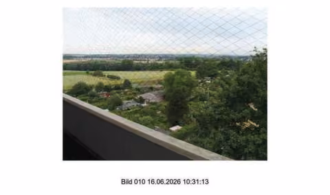 Zwangsversteigerung Eigentumswohnung in Frankfurt am Main, Bonames – Ausblick und Fernsicht von der Loggia der Wohnung im 7. Obergeschoss ins Grüne.