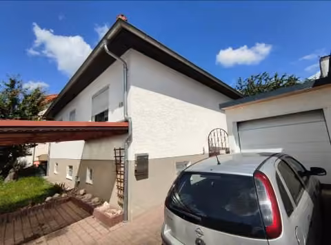 Zwangsversteigerung Einfamilienhaus in Gelnhausen, Roth – Vorderansicht des Einfamilienhauses mit Carport von Südosten.