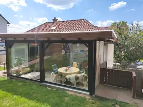 Zwangsversteigerung Einfamilienhaus in Gelnhausen, Roth – Rückansicht des Wohnhauses mit verglastem Wintergartenanbau von Nordwesten.
