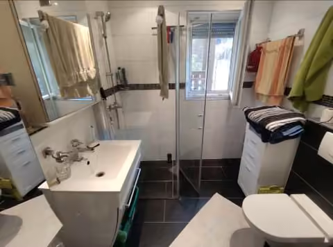 Zwangsversteigerung Einfamilienhaus in Gelnhausen, Roth – Badezimmer im Erdgeschoss mit Dusche und WC.
