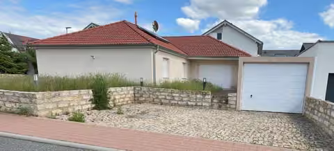 Zwangsversteigerung Einfamilienhaus in Ranstadt – Ansicht der Garagenfront und befestigten Hoffläche von Süden.