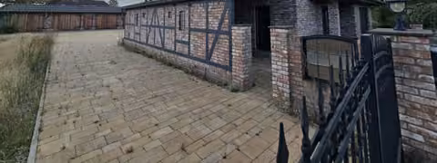 Zwangsversteigerung Einfamilienhaus in Kramerhof, Groß Kedingshagen – Ansicht des angebauten Carports an der Nordostseite des Hauses.