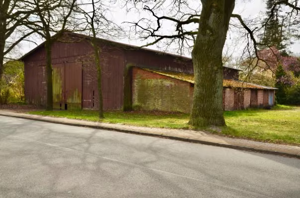 Zwangsversteigerung in Elsdorf, Ehestorf – Nordwestansicht der Scheune mit Maschinenschuppen