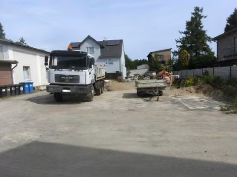 Zwangsversteigerung Grundstück in Salzgitter, Üfingen – Ansicht des Grundstücks Flurstück 34/76 von Süden mit Lagerplatz und Fahrzeugen.
