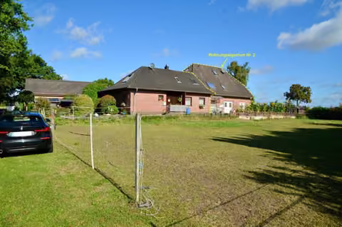 Zwangsversteigerung Mehrfamilienhaus in Blender, Einste – Straßenansicht der Wohnanlage von Süden mit markiertem Wohnungseigentum Nr. 2