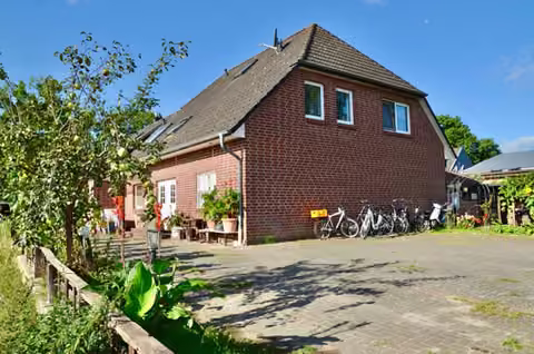 Zwangsversteigerung Mehrfamilienhaus in Blender, Einste – Ansicht der Wohnungseigentumsanlage von Nordosten