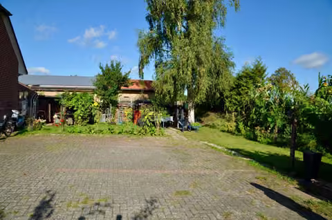 Zwangsversteigerung Mehrfamilienhaus in Blender, Einste – Rückwärtiger Grundstücksteil mit Sondernutzungsrecht für Wohnungseigentum Nr. 2