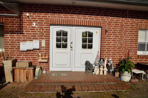Zwangsversteigerung Mehrfamilienhaus in Blender, Einste – Haupteingang an der östlichen Traufseite zum Wohnungseigentum Nr. 2