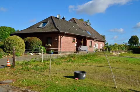 Zwangsversteigerung Mehrfamilienhaus in Blender, Einste – Blick von der Straße Laake auf das Gebäude und den Haupteingang
