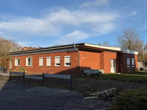 Zwangsversteigerung in Hinte, Suurhusen – Vorderansicht des Hauptgebäudes an der Suurhuser Straße
