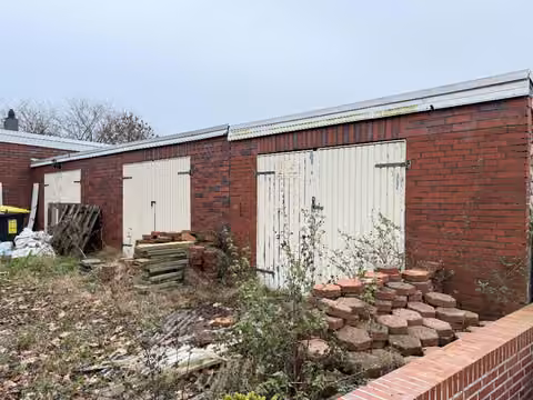 Zwangsversteigerung in Hinte, Suurhusen – Ansicht der drei Garagen an der Langestraße