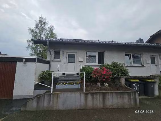 Zwangsversteigerung Mehrfamilienhaus in Hennef, Hüchel – Blick auf Zufahrt und Garagenzufahrten