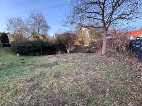Zwangsversteigerung in Hemer, Becke – Ansicht des Grundstücks und Kellergeschosses von Norden.