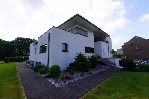 Zwangsversteigerung Zweifamilienhaus in Bergkamen, Overberge – Nordwestansicht des Wohnhauses mit Außenanlagen und Zugangsweg.