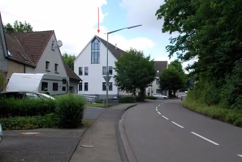 Zwangsversteigerung Wohn-/Geschäftshaus in Nümbrecht – Nümbrechter Straße mit Blick auf die Giebelseite Richtung Nordost
