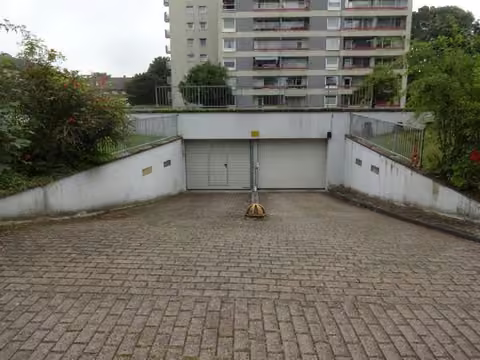 Zwangsversteigerung Stellplatz/Garage in Krefeld, Inrath – Außenansicht der Zufahrt zur Tiefgarage Inrather Straße 321.