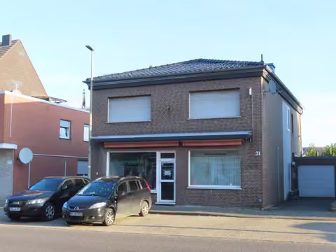 Zwangsversteigerung Büro in Erkelenz, Gerderath – Straßenansicht des Wohn- und Geschäftshauses mit Gewerbeeinheit im Erdgeschoss.