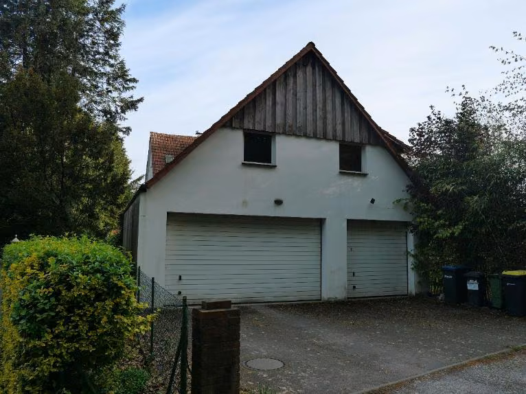 Zwangsversteigerung Doppelhaushälfte in Halle (Westf.), Hörste – Massives Doppelgaragengebäude mit Satteldach.