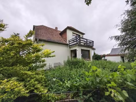 Zwangsversteigerung Einfamilienhaus in Lübbecke – Vorderansicht des freistehenden Einfamilienhauses mit Vorgarten.