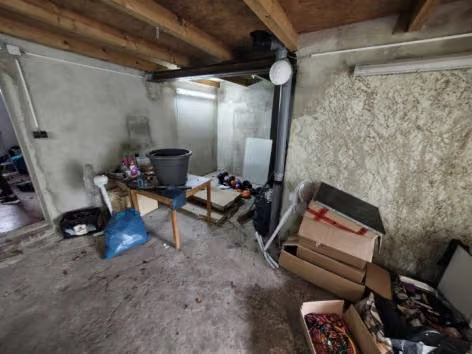Zwangsversteigerung Einfamilienhaus in Lübbecke – Feuchter Kellerraum mit Unrat und Bauschäden.