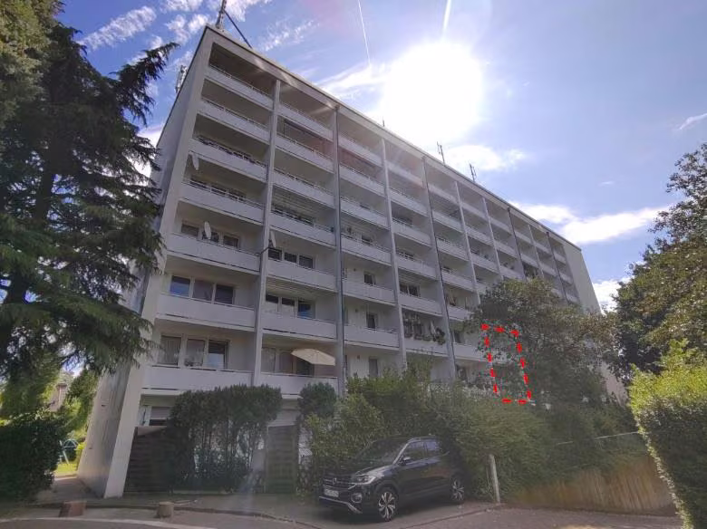Zwangsversteigerung Eigentumswohnung in Krefeld, Baackeshof – Gartenseitige Fassadenansicht der Wohnanlage mit farblicher Markierung der Maisonettewohnung.