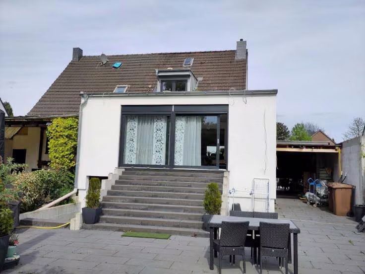 Zwangsversteigerung Doppelhaushälfte in Willich, Schiefbahn – Gartenseitige Ansicht des Gebäudes mit dem rückwärtigen Erweiterungsanbau