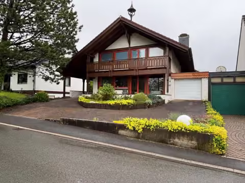 Zwangsversteigerung Einfamilienhaus in Iserlohn, Griesenbrauck – Straßenseitige Vorderansicht des freistehenden Einfamilienhauses mit Doppelgarage.