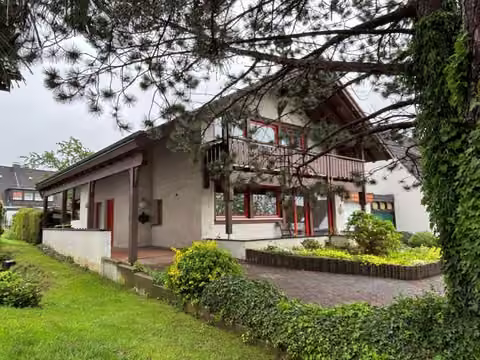 Zwangsversteigerung Einfamilienhaus in Iserlohn, Griesenbrauck – Vorder- und Seitenansicht des Gebäudes mit Vorgarten und Zufahrtsbereich.