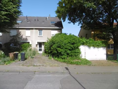 Zwangsversteigerung Reihenhaus in Herne, Wanne – Vorderansicht des Reihenendhauses mit Vorgarten und Zuwegung.