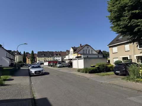 Zwangsversteigerung Reihenhaus in Herne, Wanne – Straßenansicht der Knappenstraße mit umgebender Wohnbebauung.