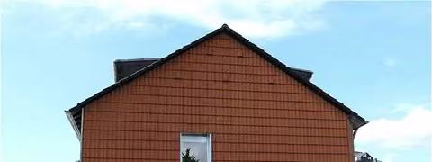 Zwangsversteigerung Eigentumswohnung in Köln, Pesch – Giebelansicht des Wohnhauses von Süden aus der Paulshofstraße.