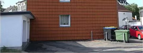 Zwangsversteigerung Eigentumswohnung in Köln, Pesch – Ansicht der Garagenanlage und Stellplätze von Südwesten.