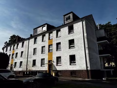 Zwangsversteigerung Eigentumswohnung in Dortmund, Dorstfeld – Außenansicht des Mehrfamilienhauses Alfred-Nobel-Straße 3 mit markiertem Fensterbereich.