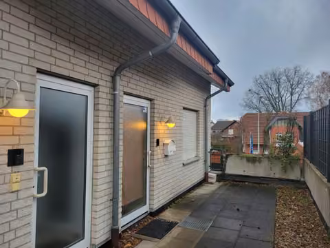 Zwangsversteigerung Eigentumswohnung in Paderborn, Schloß Neuhaus – Eingangsbereich der Wohneinheit an der Ostseite.