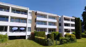 Zwangsversteigerung Eigentumswohnung in Meerbusch, Osterath – Straßenansicht des Wohnblocks Willicher Straße 43 mit Lagekennzeichnung der Wohnung im 2. Obergeschoss.