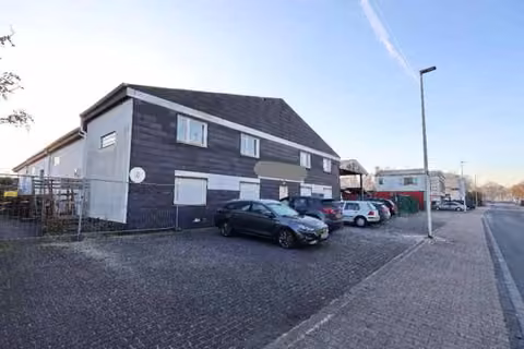 Zwangsversteigerung Grundstück in Hamm, Pelkum – Straßenansicht der gesamten Liegenschaft mit Büro- und Hallenkomplex.
