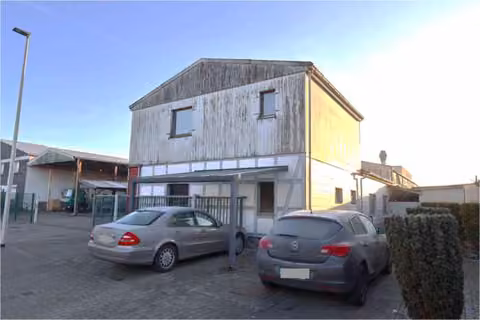 Zwangsversteigerung Grundstück in Hamm, Pelkum – Büro- und Werkstattgebäude straßenseitig mit Vorplatz.