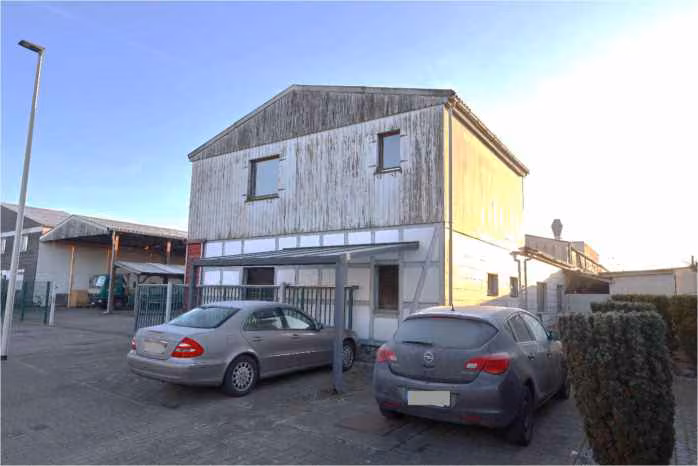 Zwangsversteigerung Grundstück in Hamm, Pelkum – Büro- und Werkstattgebäude straßenseitig mit Vorplatz.
