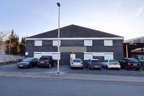 Zwangsversteigerung Grundstück in Hamm, Pelkum – Straßenansicht der zweigeschossigen Lagerhalle mit Büroteil.