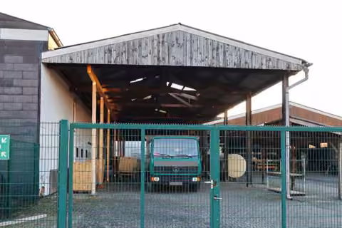 Zwangsversteigerung Grundstück in Hamm, Pelkum – Überdachte Durchfahrt mit Toranlage und Hofbereich.