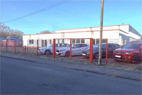 Zwangsversteigerung Grundstück in Hamm, Wiescherhöfen – Straßen- und Seitenansicht der baulichen Anlage mit Pkw-Stellplätzen