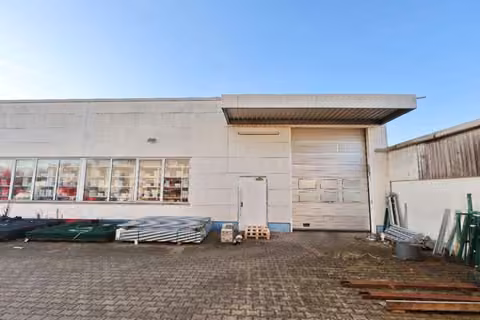 Zwangsversteigerung Grundstück in Hamm, Wiescherhöfen – Nordöstlicher Hallenzugang und Sektionaltor zur Anlieferung