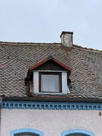 Zwangsversteigerung Mehrfamilienhaus in Germersheim – Straßenseitige Frontansicht des mehrseitig angebauten Mehrfamilienhauses.
