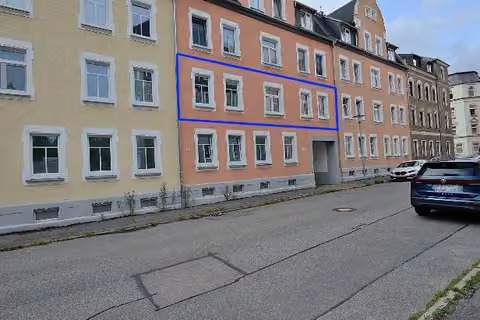 Zwangsversteigerung Eigentumswohnung in Burgstädt – Straßenansicht des sanierten Mehrfamilienhauses Friedrich-Wagner-Straße 1 bis 5 in Burgstädt.
