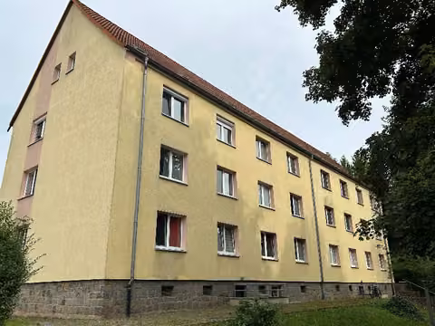 Zwangsversteigerung Eigentumswohnung in Zwickau, Crossen – Straßenansicht des Mehrfamilienhauses Rathausstraße 2, 4 mit Markierung der Wohnung.