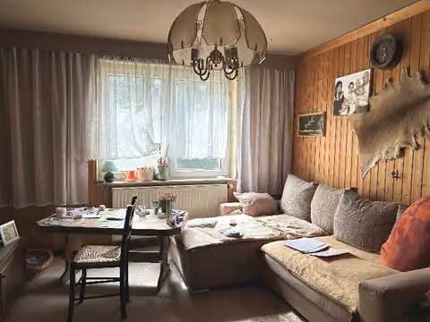 Zwangsversteigerung Eigentumswohnung in Zwickau, Crossen – Teilansicht des möblierten Wohnzimmers der Wohnung Nr. 5.