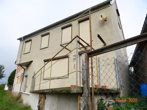 Zwangsversteigerung Einfamilienhaus in Südharz, Breitungen – Außenansicht des rückwärtigen Anbaus und Nebengebäudebereichs.