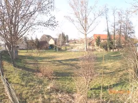 Zwangsversteigerung Einfamilienhaus in Schkopau, Wallendorf – Überblick über das Grundstück Richtung Südosten mit Kennzeichnung des Grenzverlaufs