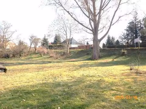 Zwangsversteigerung Einfamilienhaus in Schkopau, Wallendorf – Ansicht des Blockbohlenhauses aus Holz mit Blick nach Nordwesten